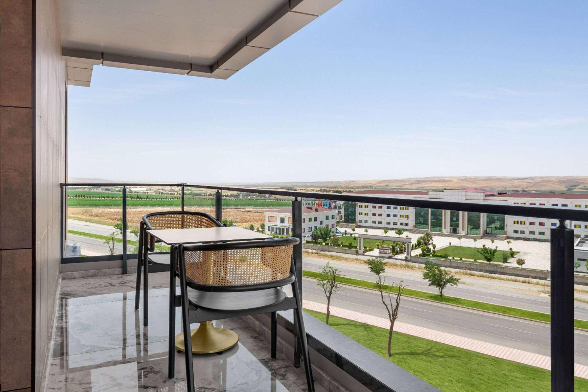 Ramada Plaza By Wyndham Batman Hotel Exterior photo